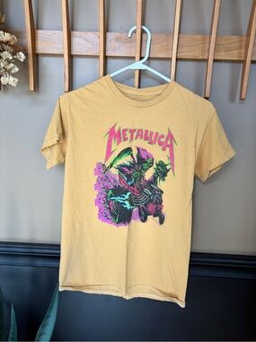 Metallica Graphic Short Sleeve Tee in Mustard Yellow Size Small